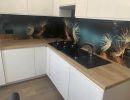 panel szklany pomiedzy szafkami w kuchni z grafika