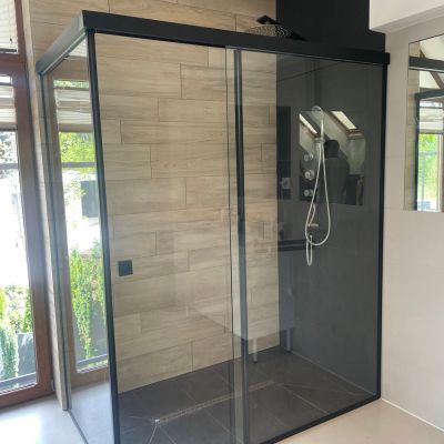 duza kabina prysznicowa na wymiar szklana z przesuwnymi drzwiami