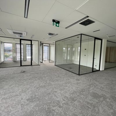 zabudowy szklane nowoczesne wydzielenie przestrzenii biurowej